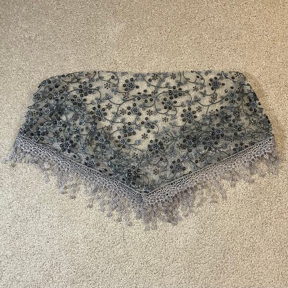 Gray lace floral scarf shawl with fringe, bohemian boho chic fairycore - Picture 8 of 10
